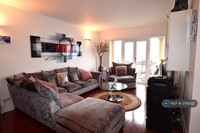 2 Bedroom Flat To Rent In Riverview Court, London, E14