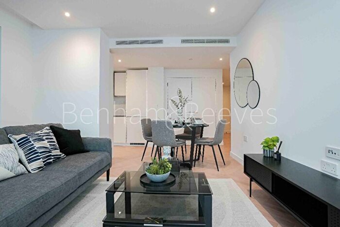 2 Bedroom Apartment To Rent In One Thames Quay, Canary Wharf, E14