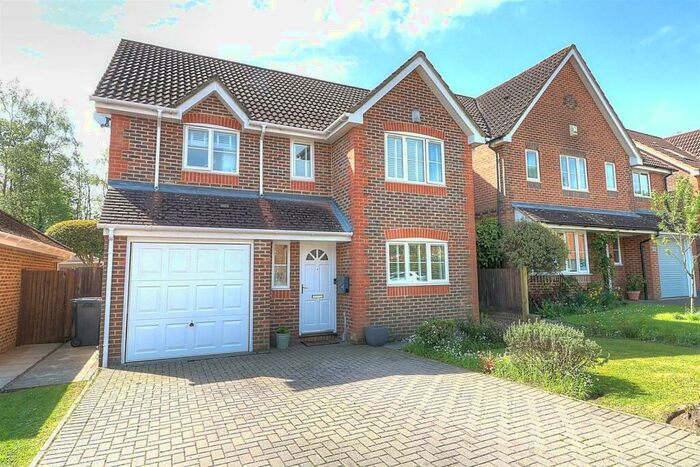 4 Bedroom Detached House To Rent In Blenheim Close, Knightwood Park, Chandlers Ford, SO53