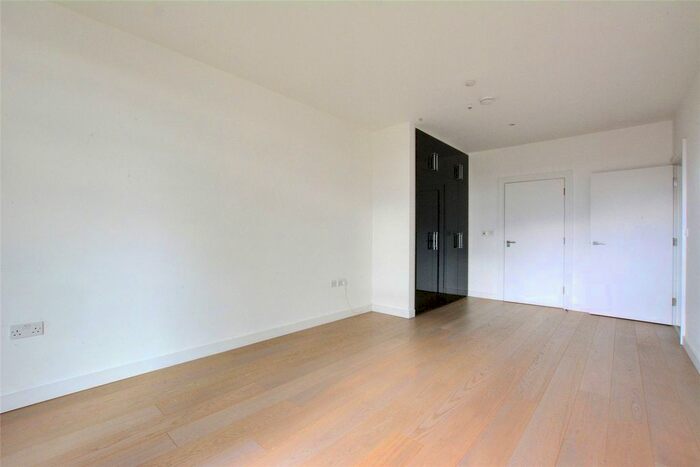 3 Bedroom Flat To Rent In Granite Apartments, River Gardens Walk, London, SE10
