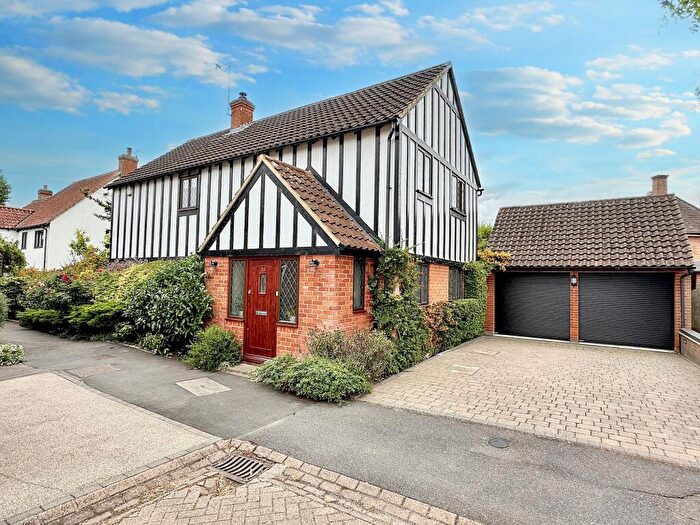 4 Bedroom Detached House For Sale In Gate Lodge Square, Noak Bridge, SS15