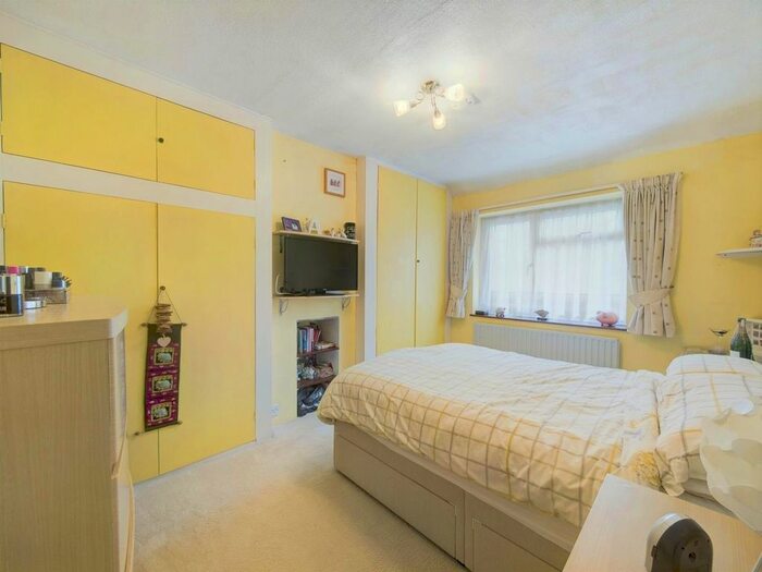 4 Bedroom SemiDetached House For Sale In Jubilee Drive, Ruislip, HA4