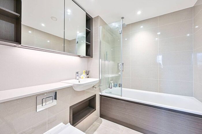 3 Bedroom Flat To Rent In St Georges Circus, Elephant And Castle, London, SE1