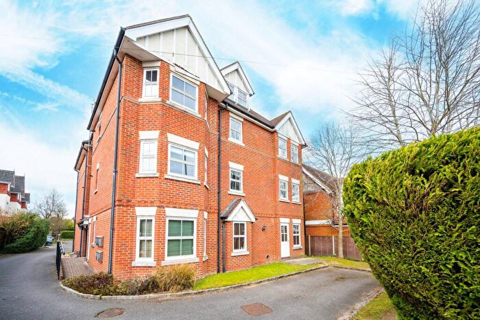 2 Bedroom Flat To Rent In Claremont Avenue, Woking, GU22