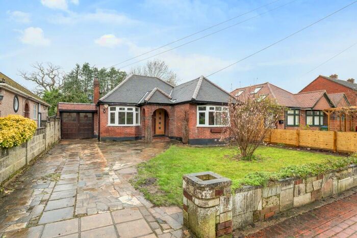 3 Bedroom Bungalow To Rent In Cranbrook Drive Esher, KT10