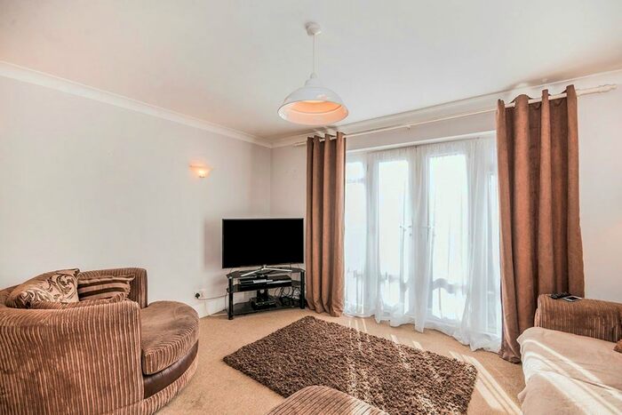 2 Bedroom Flat To Rent In Ross Road, Wallington, Surrey, SM6