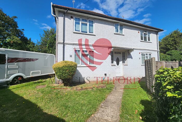 6 Bedroom Semi-Detached House For Sale In Hall Road, Isleworth, TW7