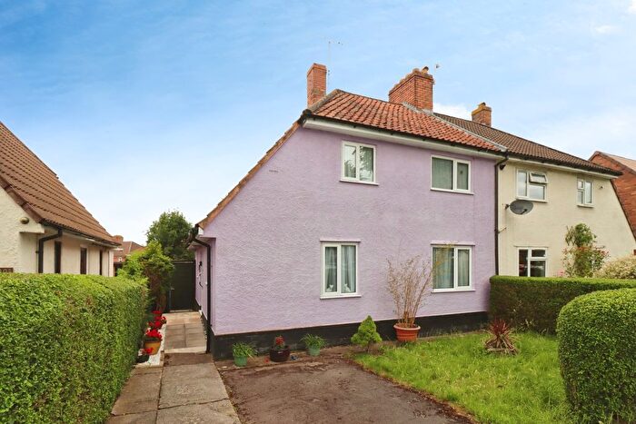 3 Bedroom Semi Detached House For Sale In Thicket Avenue, Bristol, BS16