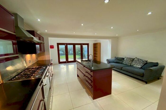 5 Bedroom Property To Rent In Regency Mews, Beckenham, BR3