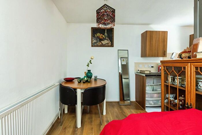 1 Bedroom Flat To Rent In Ladysmock Gardens, Nottingham, NG2