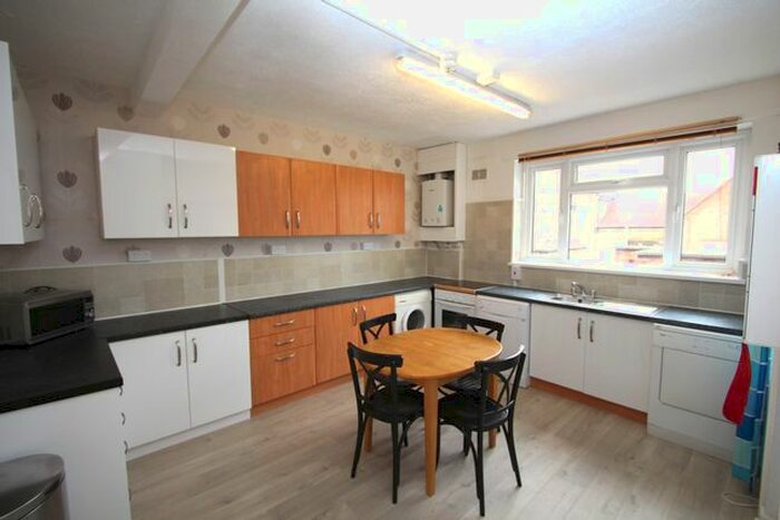 4 Bedroom Maisonette To Rent In Tolworth Broadway, Surbiton, KT6