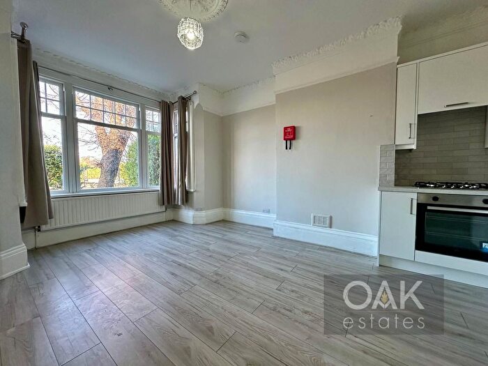 Studio To Rent In Bowes Road, London, N13