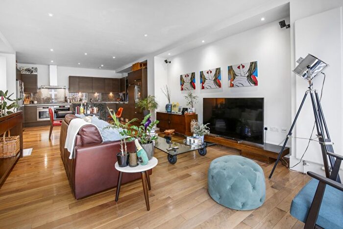 2 Bedroom Flat For Sale In Kean Street, Holborn, WC2B
