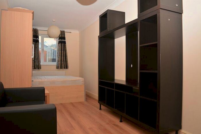 Studio To Rent In High Street, Slough, SL1