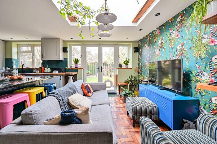 3 Bedroom Flat For Sale In Barry Road, Dulwich, London, SE22