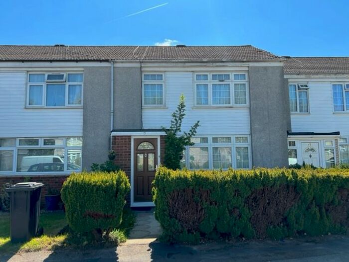 3 Bedroom Terraced House To Rent In Borderside, Slough, SL2