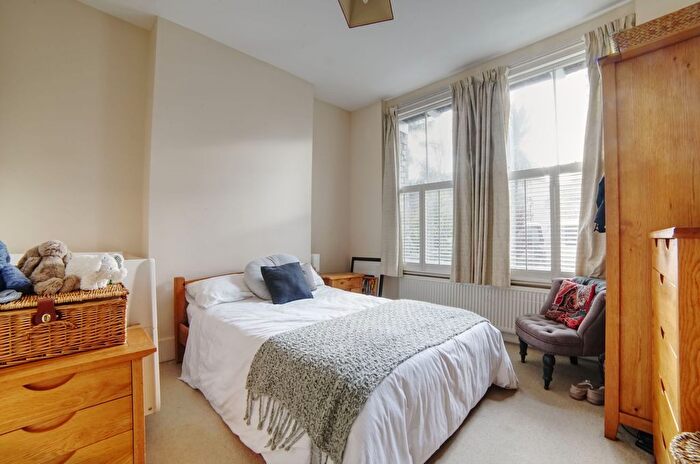 2 Bedroom Flat To Rent In Bonnington Square, London, SW8