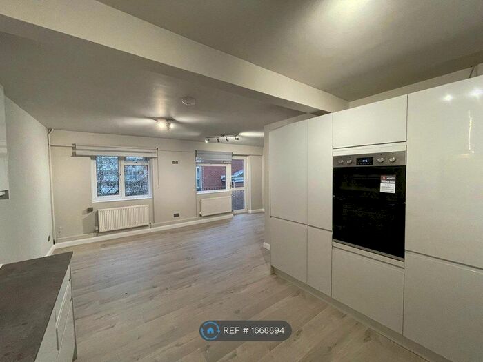 3 Bedroom Maisonette To Rent In Saint Mary's Square, Gloucester, GL1