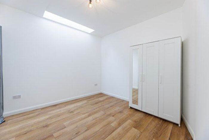 2 Bedroom Flat To Rent In Cannon Hill Lane, London, SW20