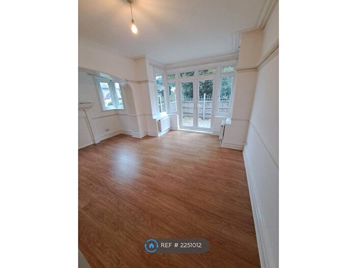 2 Bedroom Flat To Rent In Hillcroome Road, Sutton, SM2