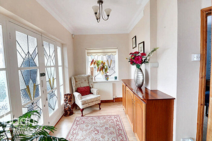 3 Bedroom Detached Bungalow For Sale In Stradbroke Grove, Clayhall, IG5