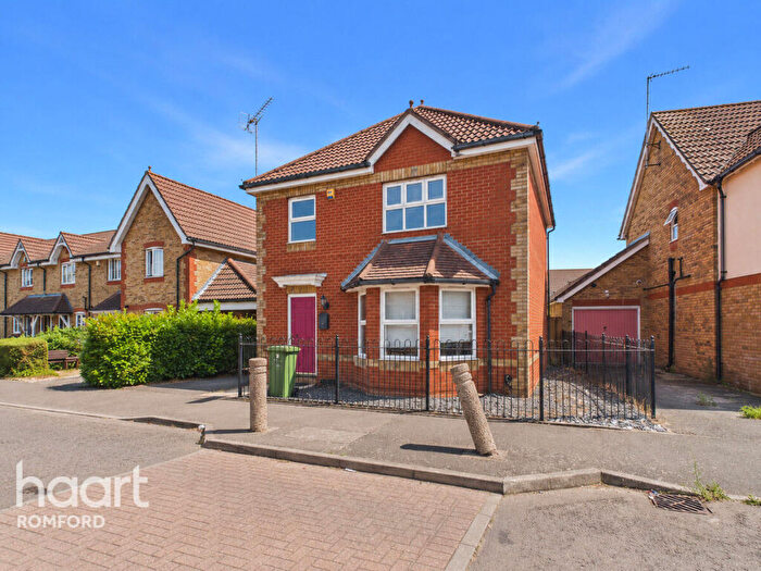3 Bedroom Detached House For Sale In Campion Close, Romford, RM7