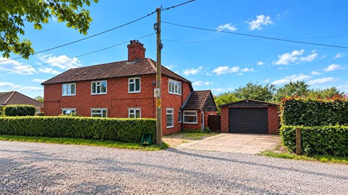 3 Bedroom Semi Detached House For Sale In The Avenue, Mortimer Common, Reading, Berkshire, RG7