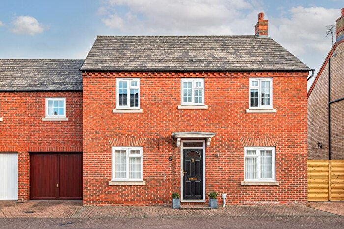 5 Bedroom Semi Detached House For Sale In Chesterfield Way, Eynesbury, St. Neots, Cambridgeshire, PE19