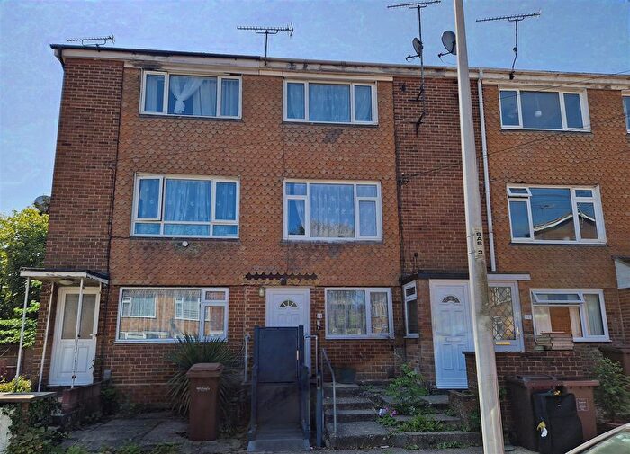 2 Bedroom Flat To Rent In Scott Avenue, Rainham, ME8