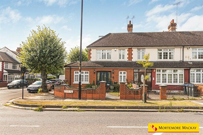 4 Bedroom End Of Terrace House For Sale In Bourne Hill, London, N13