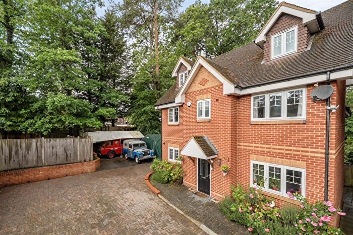 5 Bedroom Detached House For Sale In Prior End, Camberley, GU15