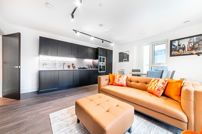 3 Bedroom Flat To Rent In Victoria Road, Acton, W3