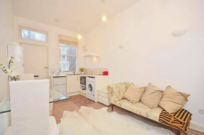 1 Bedroom Flat To Rent In Cambridge Gardens, North Kensington, London, W10