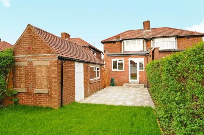 4 Bedroom Semi-Detached Bungalow To Rent In , Anmersh Grove, Pa., HA7