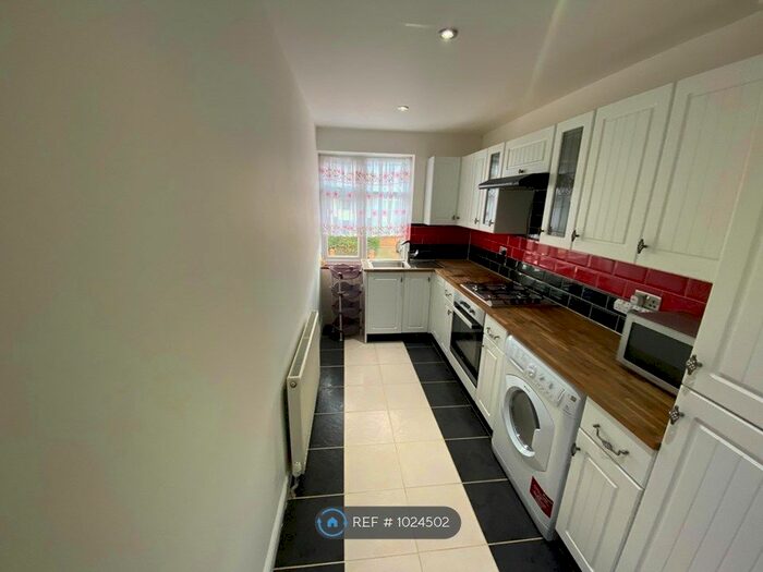 1 Bedroom Flat To Rent In Station Lane, Hornchurch RM12