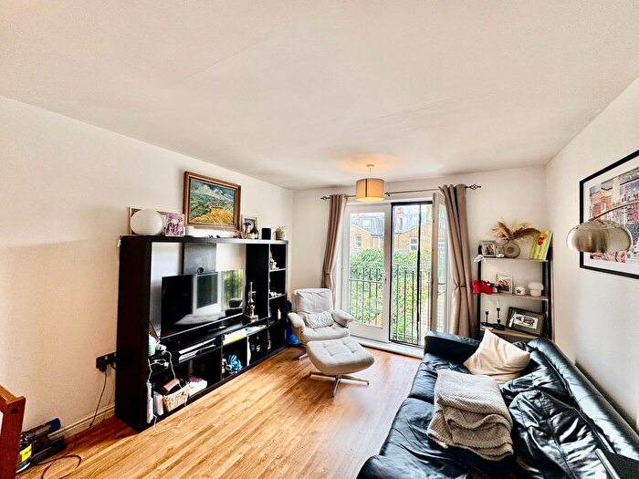 2 Bedroom Flat To Rent In Garratt Lane, London, SW18
