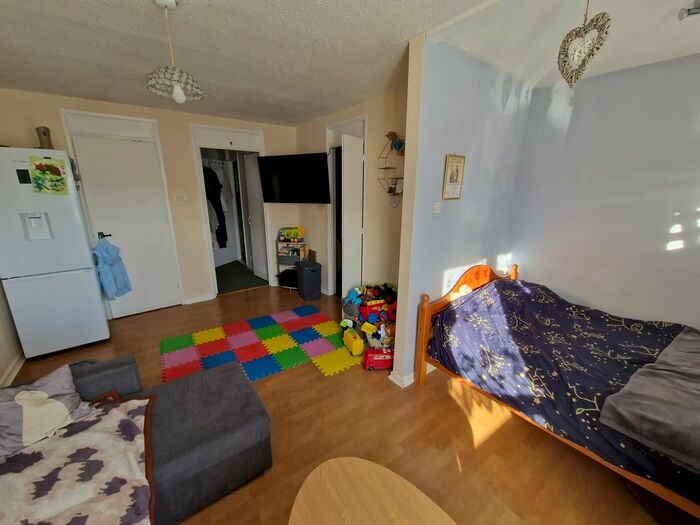 Studio To Rent In Olympic Close, Luton, LU3