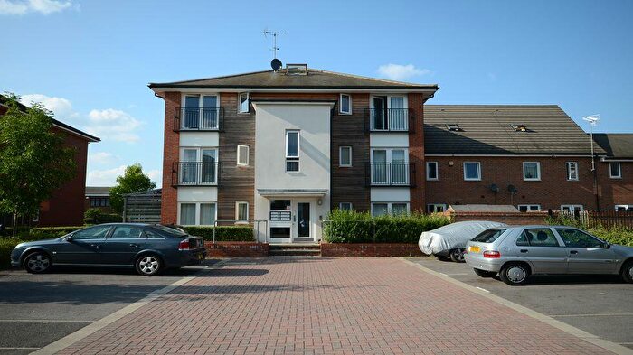2 Bedroom Flat To Rent In Meadow Way, Caversham, RG4