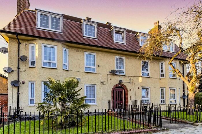 2 Bedroom Flat To Rent In Mountearl Gardens, London, SW16