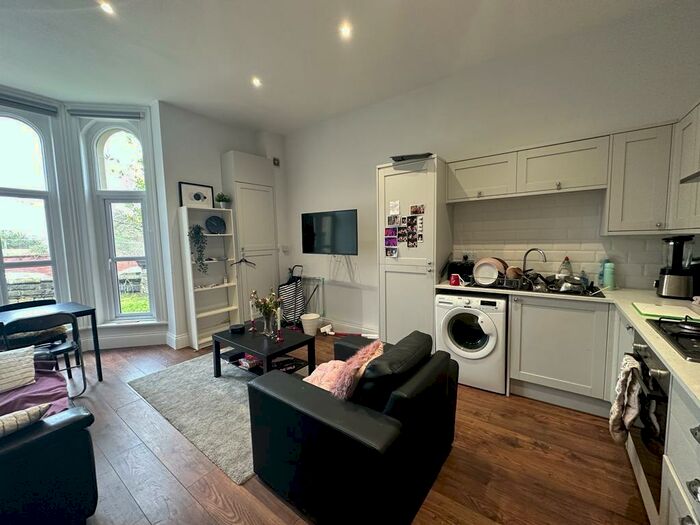 2 Bedroom Apartment To Rent In Clarendon Road, Leeds, West Yorkshire, LS2