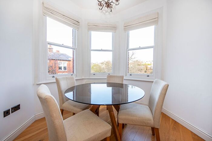 2 Bedroom Flat To Rent In Clevedon Road, Twickenham, TW1