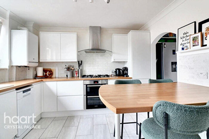 2 Bedroom Maisonette For Sale In Groombridge House, Penge, SE20