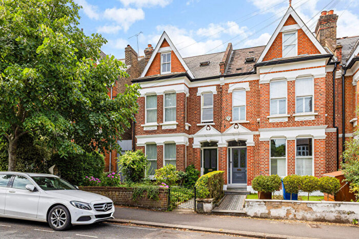 5 Bedroom Semi-Detached House For Sale In Red Post Hill, London, SE24