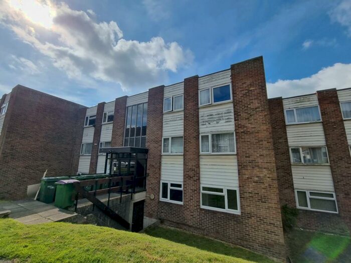 2 Bedroom Flat To Rent In Holywell Avenue, Folkestone, CT19