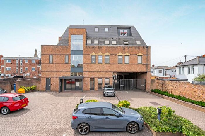 1 Bedroom Flat For Sale In Alexandra Court, Windsor, SL4