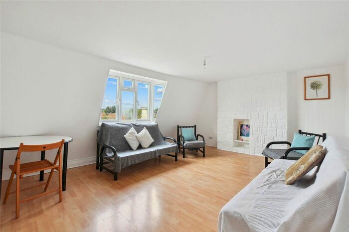 2 Bedroom Flat To Rent In Colney Hatch Lane, London, N10