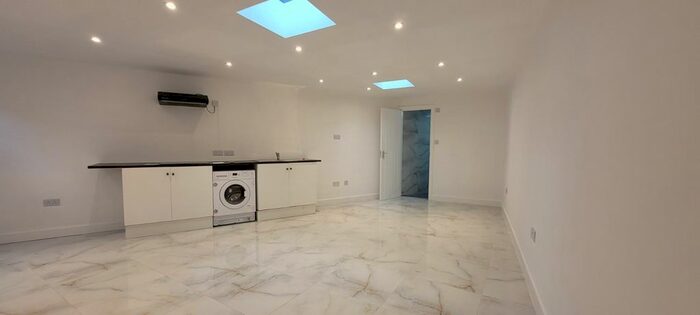 Studio To Rent In Slewins Lane, Romford, RM11