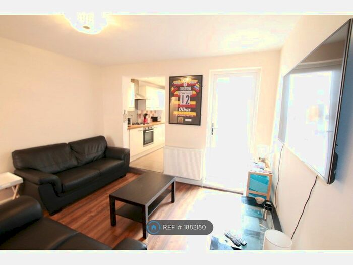 4 Bedroom Terraced House To Rent In Pitcroft Avenue, Reading, RG6