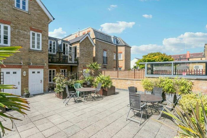 2 Bedroom Flat To Rent In Feltham Avenue, East Molesey, KT8