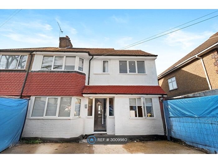 Studio To Rent In Park Road, Ashford, TW15